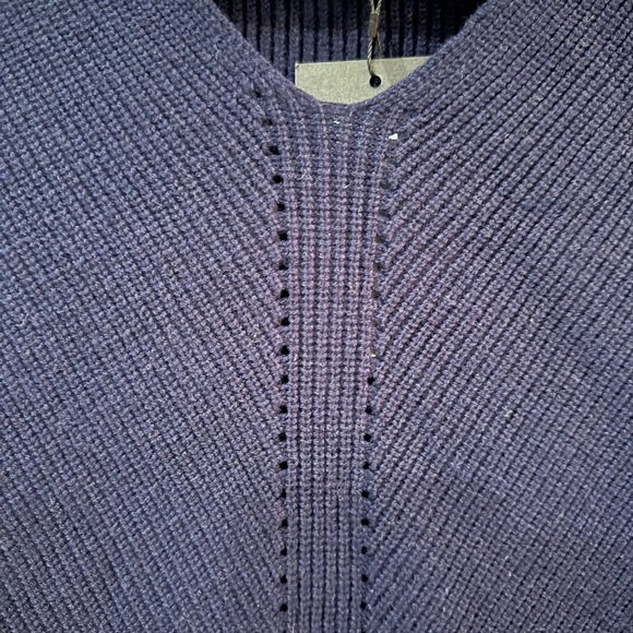 Landroiy vneck navy blue sweater Small PTP 21 inches - Picture 3 of 4